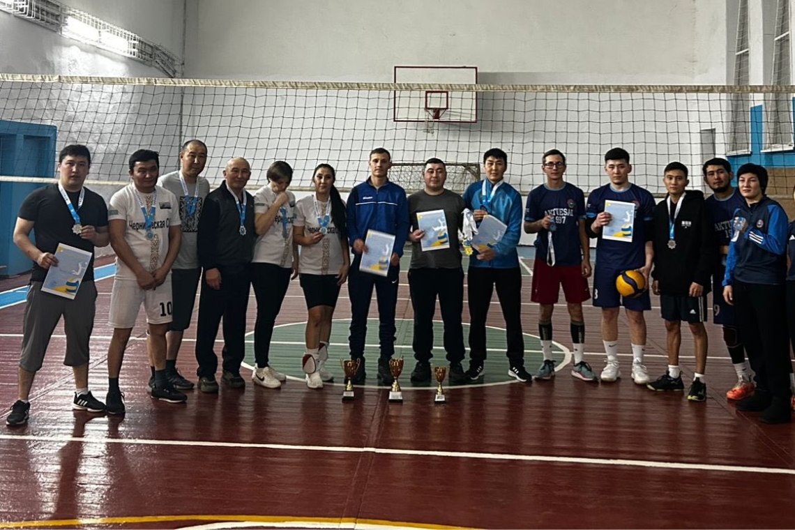15 желтоқсан күні дене шынықтыру мұғалімдерінің ұйымдастыруымен  ұстаздар арасында Тәуелсіздік күніне орай волейболдан (4+2) жарыс өтті! 4 команда қатысып жүлделі 1 орын ДЮШС, 2 орын Чернигов ОМ және жүлделі  3 орынға Ақтүйесай ОМ ие болды.