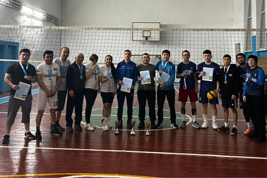 15 желтоқсан күні дене шынықтыру мұғалімдерінің ұйымдастыруымен  ұстаздар арасында Тәуелсіздік күніне орай волейболдан (4+2) жарыс өтті! 4 команда қатысып жүлделі 1 орын ДЮШС, 2 орын Чернигов ОМ және жүлделі  3 орынға Ақтүйесай ОМ ие болды.
